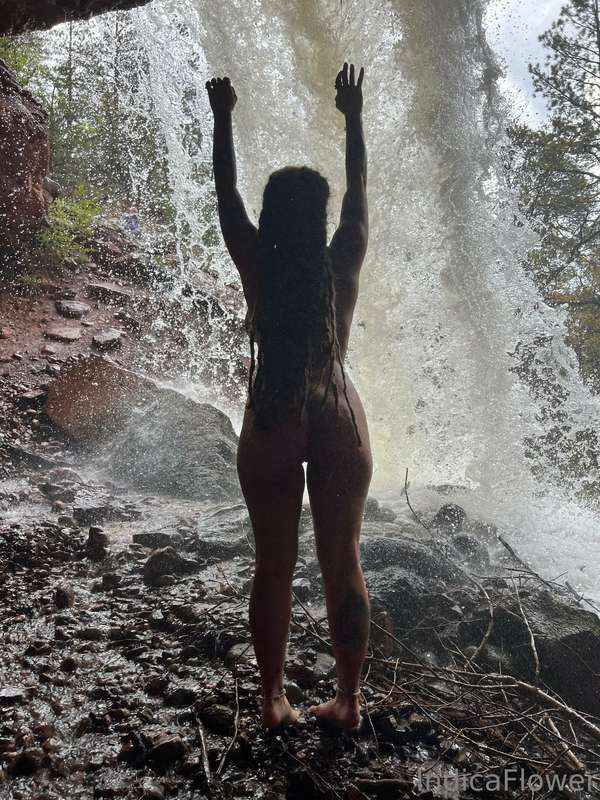 would you come on a naked hike with me? 😍🌿 7