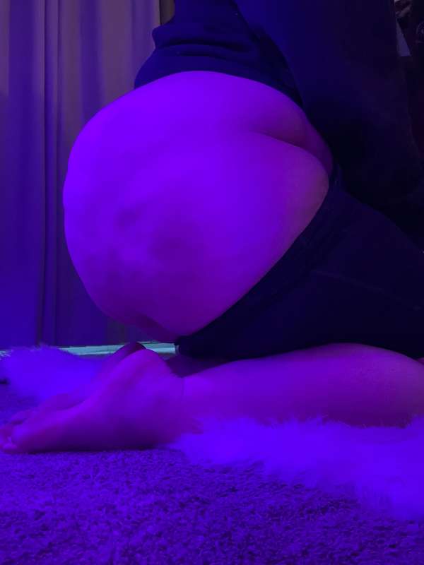 Delicious ass and feet 👣 🍑 5