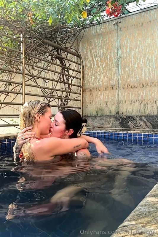 We had so much fun in the hot tub 💦I know you want to see us..