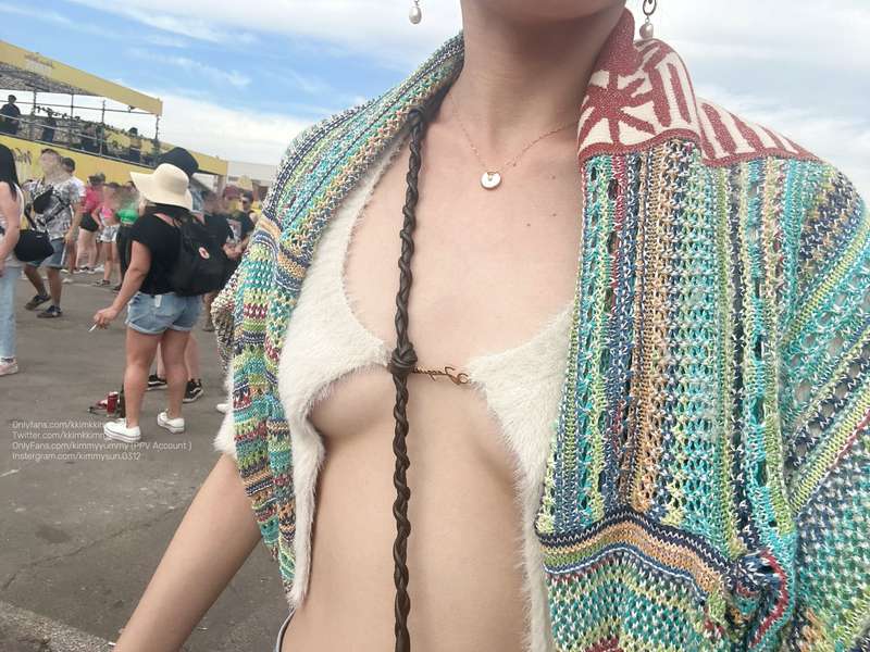 200 people saw my boobs that day and I love it 🙂
