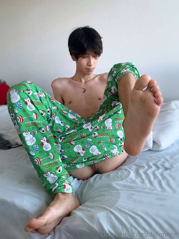 Do you like my new Christmas sweatpants 🎄 ?
