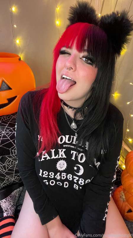 I’m so excited for spooky season 🎃 what costumes/cosplays do.. 11