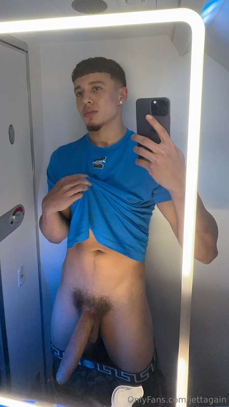Just landed in Houston, time to find me a cute slut😈 1