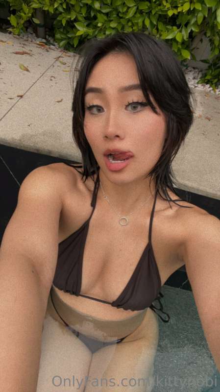 pool side! 😘 is it starting to feel like summer where you li..