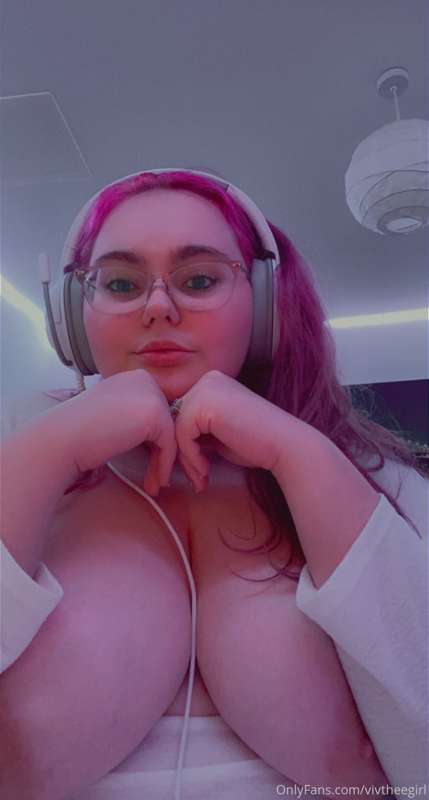 I’ll be your pink haired EGirl 😩🤤🥺