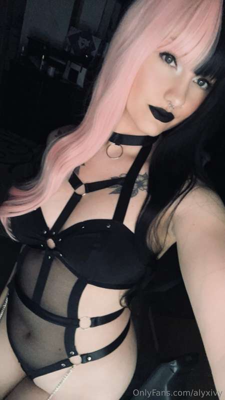Wanna see the back Darling~? 😏🖤