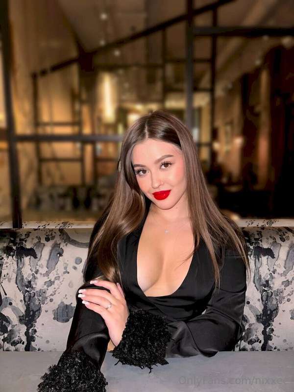 Let me distract you👉 @miledishs 🍒 Cum and pour your cum all ..
