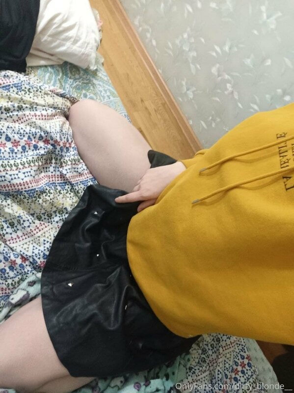 I'm a very sweet girl in the photo I caress my tender body??..