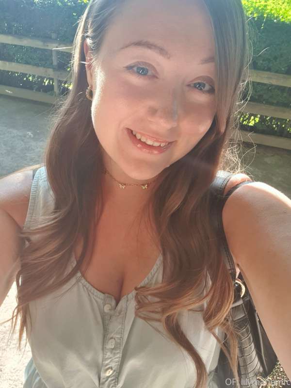 I gave myself wavy hair for a big photo set I made in a rose.. 2