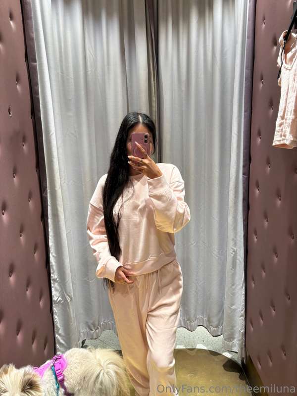 Trying on some comfy clothes 😇