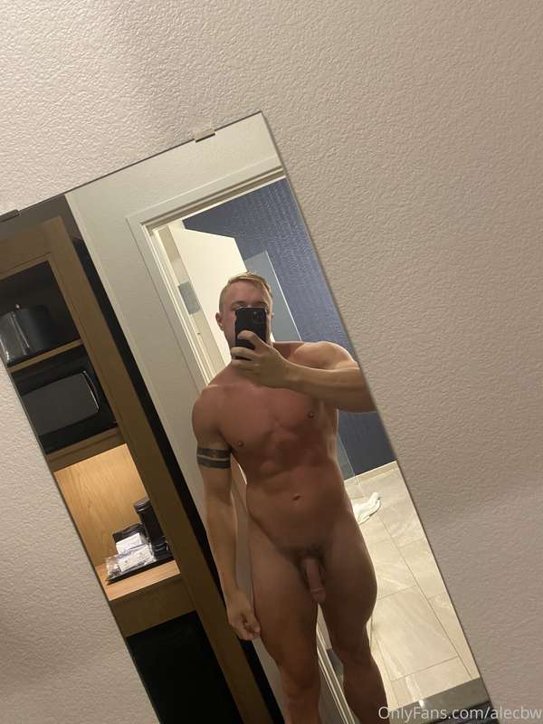 Here’s a few photos from the hotel room this morning 😜🍆 1