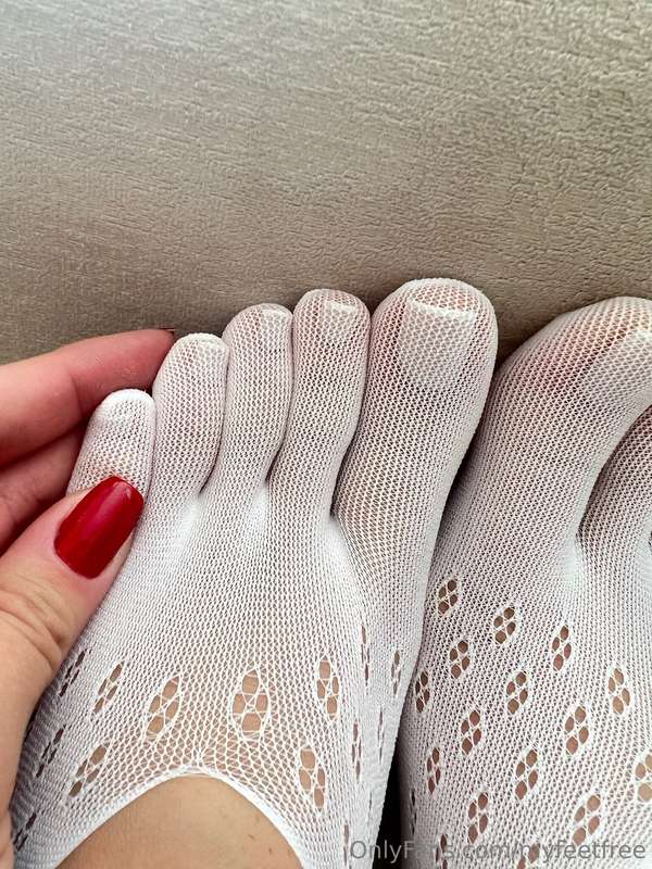 Tire minhas meias sexys e CHUPA TODOS MEUS DEDOS 😈 UM POR UM.. 5