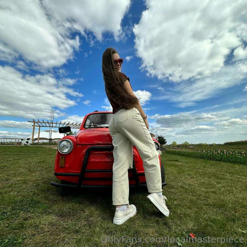 Enjoy the beautiful sky with me, or would you rather enjoy s..