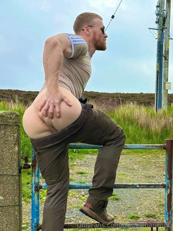 Eat my hole, slip it 🍆 straight inside, empty your balls 💦 a..
