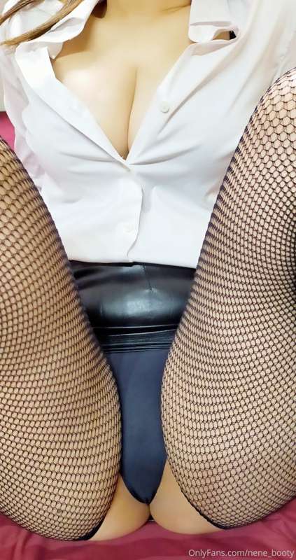 💗彼女持ちでお尻大好きな僕を、デカ尻女上司が出張先でえちえち誘惑しまくってきた件💗 「相部屋になったわね❤... 彼女に.. 28