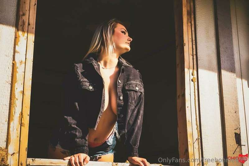 @blondebabygurl2.0  Hi love, I am here to fulfill all kinks .. 2
