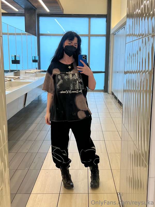 Guess what’s under all this black 🖤 1