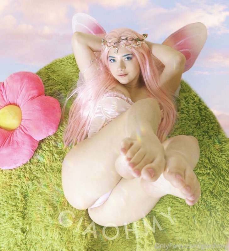 The cum fairy is here 🧚🏻‍♀️💦... any loads for me?