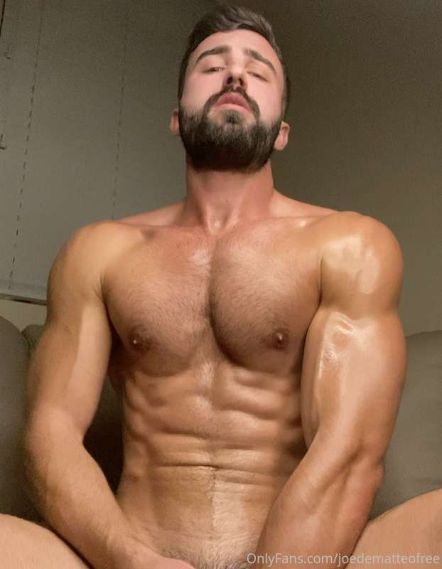Do you like me oiled up? 💧