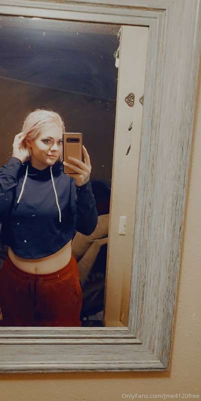 It's a comfy sweats kinda day! 😁 For exclusive content, chec..