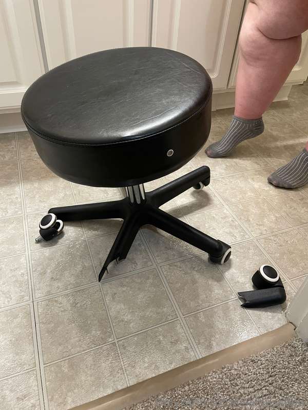 I can't believe I BROKE my kitchen chair 🙈 One of the wheels.. 2