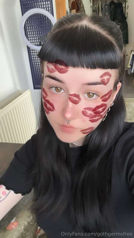 do I look kissable? 2