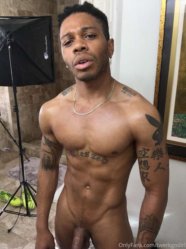 Quick Shots B4 Shower, Tell Daddy How you love them 😎