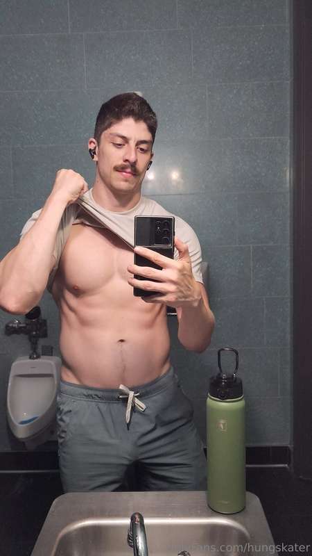 Just finished getting my cock sucked in this bathroom. Headi.. 2