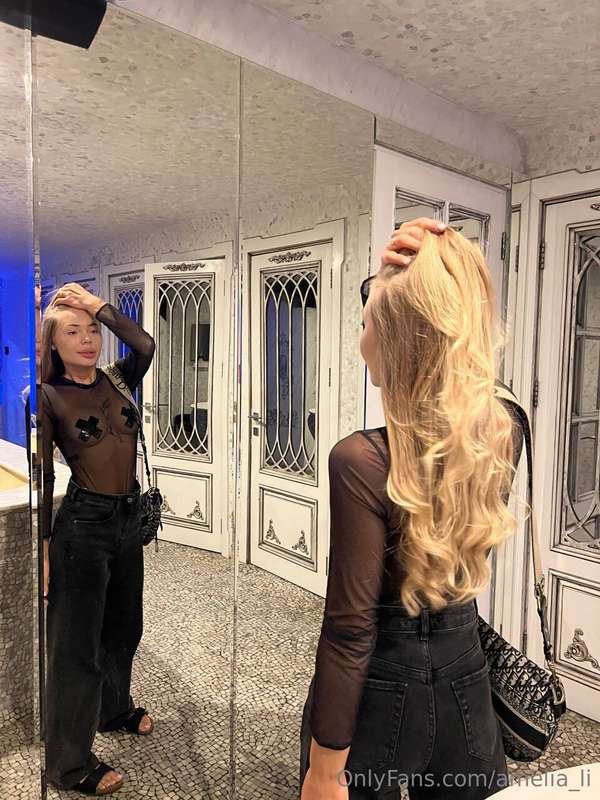 unusual mirror photo😋