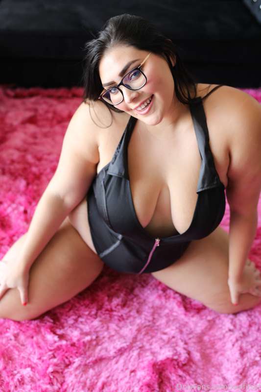 PHOTOSET: Doesn't this black leather bodysuit look sexy on m..