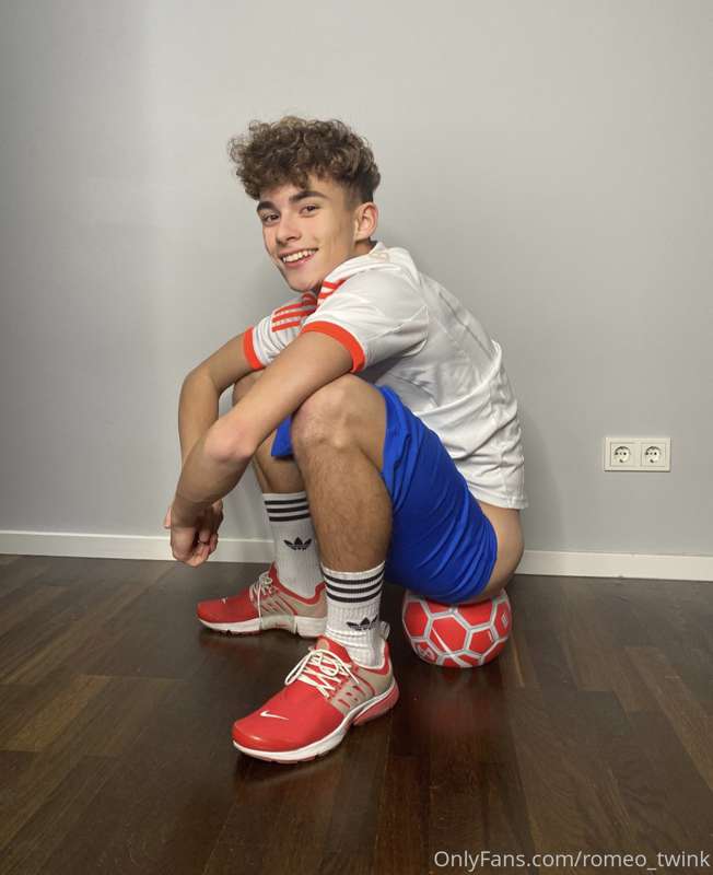 You like soccer? ⚽️👅 4