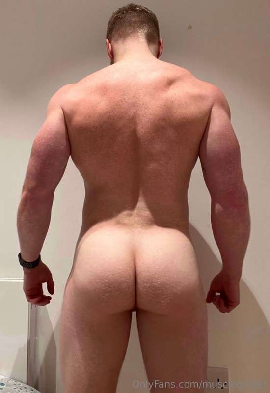 Back gains 💪🏻 

Click ❤️ if you’d massage me and give me a h..
