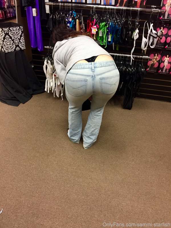 Whaletail in a porn store... a winning combination 🤣😘