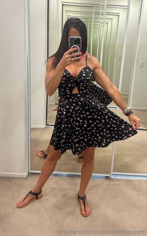 Sundress season is perfect for hotwife dates 😈 2