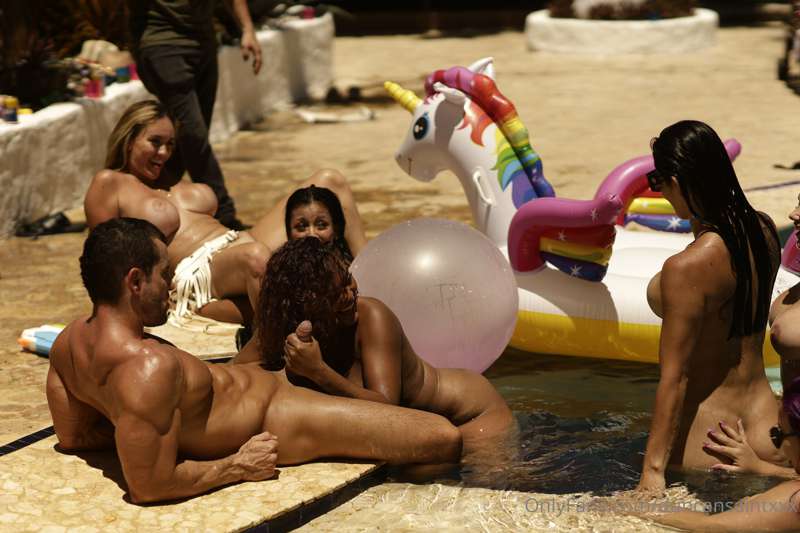 I crashed this pool party to celebrate @kourtney_love birthd.. 25