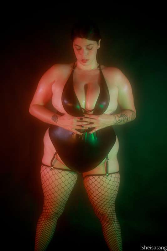 Just a oiled up curvy slut 8
