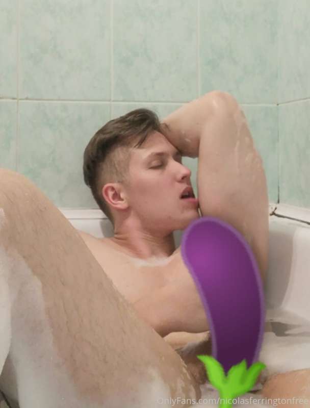 Who's coming into the bath with me? 🤩💦
Hop inside @nicolas_f.. 2