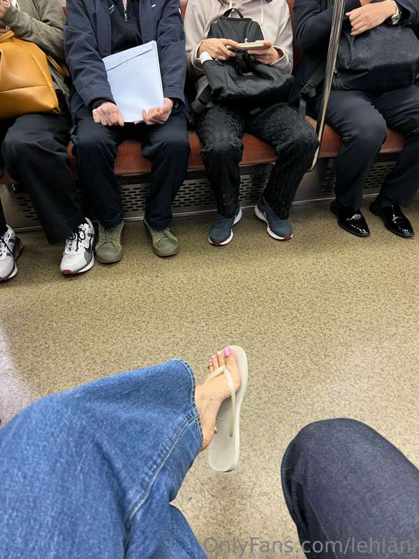 Sneaking pics on the train 💖 3