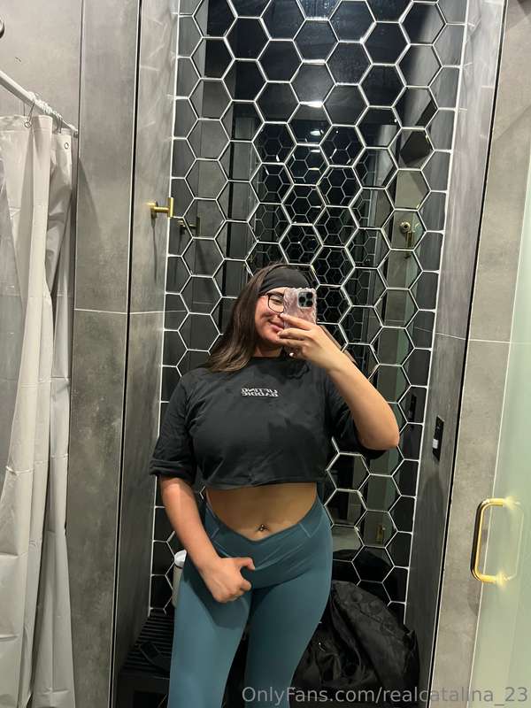 Late night gym sesh 🔥🎧 do we like the leggings on me ? 