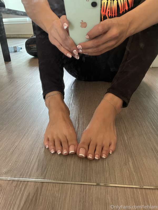 Dirty mirrors can’t stop cute feet 😜