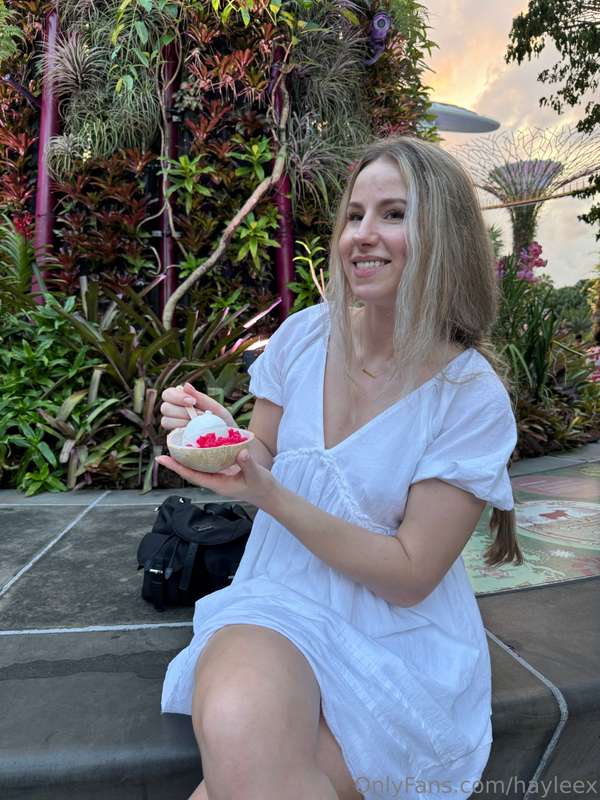 Do you guys like to see some of my travel pictures too? 😘 6