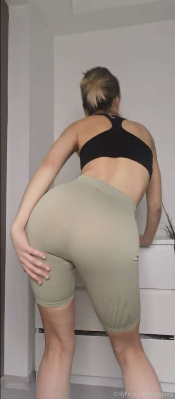Look at how I caught my back and show you my sweet gentle as..