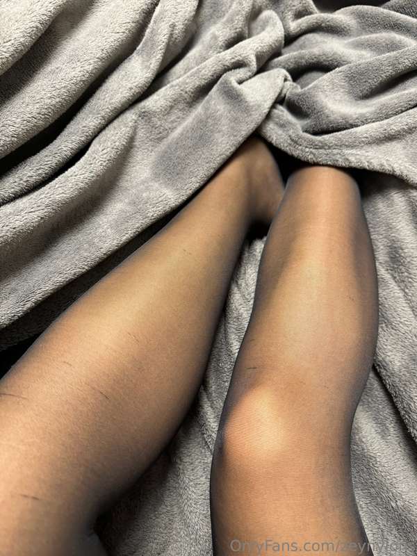 Staying in my comfy bed this evening 🥰 3