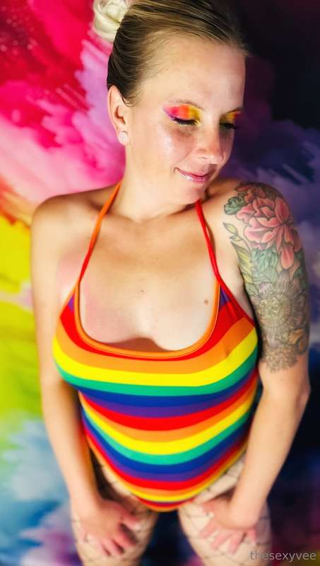 Sexy Sunday! Thought I would splash you with color and titti.. 3