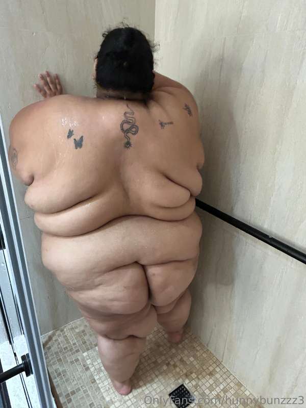 Heheh i almost didnt fit getting in this shower 🤭 6