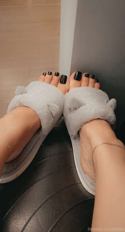 pls fantasize about my feet while I do this damage control a.. 1