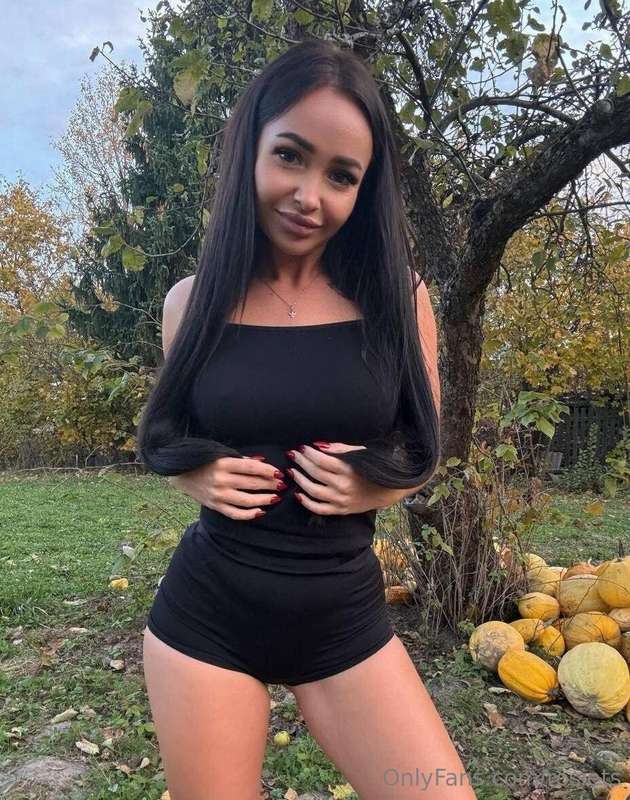 Sexualy hungry MILF@yulia_melons want to show daddy how wet ..