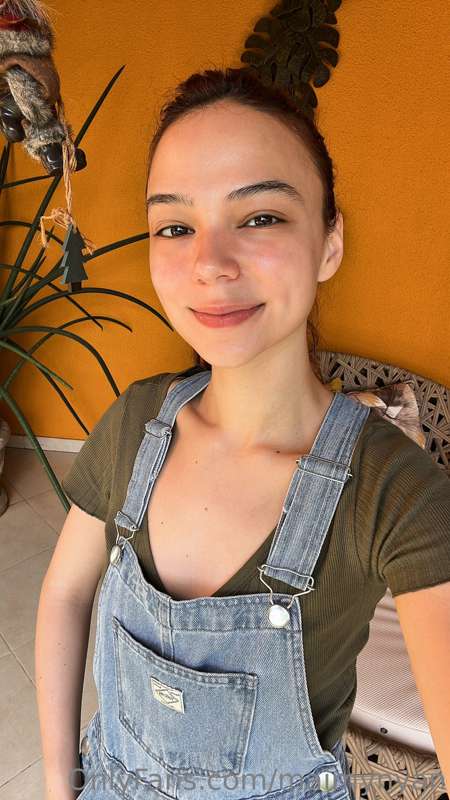 Happy me with a healed and healthy skin haha!
Today I am goi..