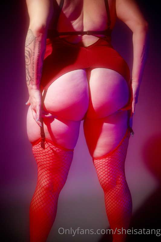 Happy hump day ! do you like when I bend over for you ? 3