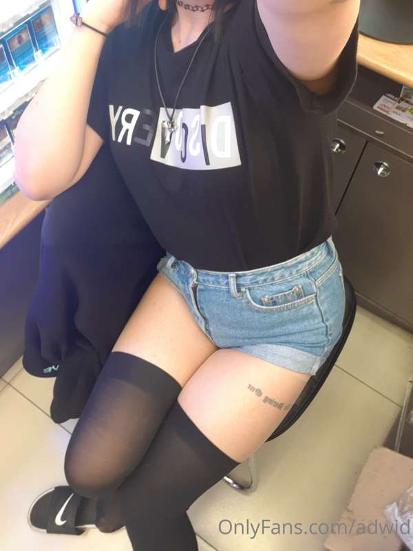 요즘 몸상태도 안좋고 일도 바쁘고해서 오프나 자위도 못하네요.. 가급적 빨리 업데이트하겠습니다.
1/4